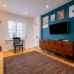 Holiday home Super Cool, Industrial-styled House With Parking, Brighton