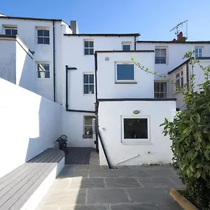 Holiday home Vibrant Spring Street With Garden, Brighton